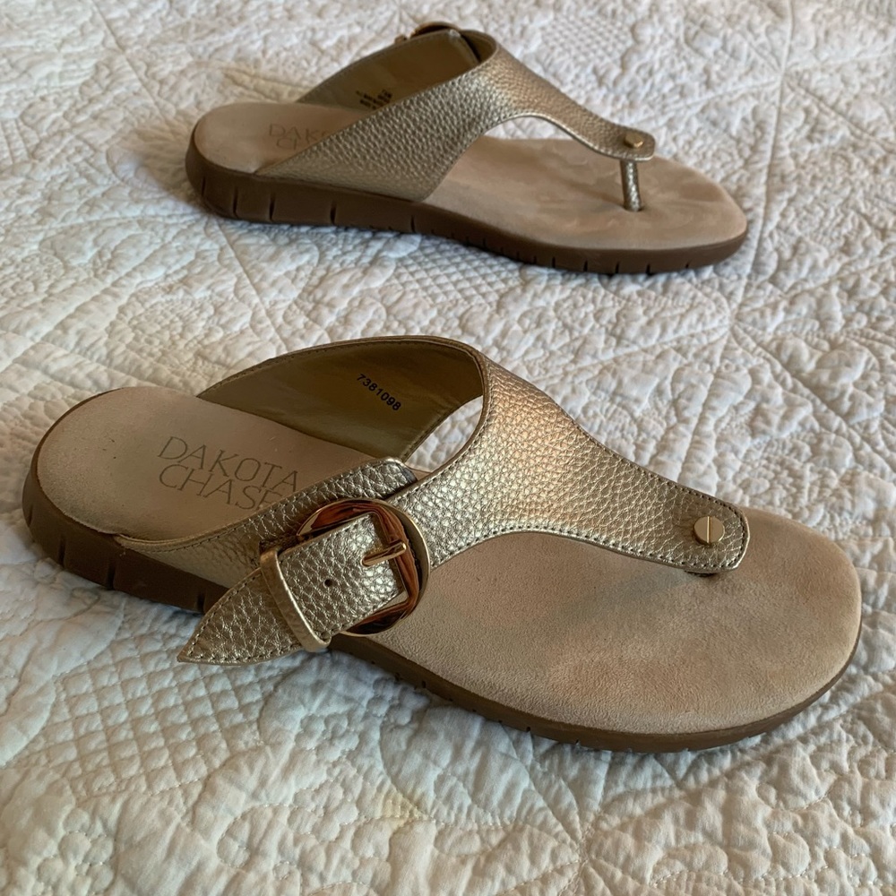 Dakota Chase Gold Sandal Thong With Gold Buckles Size 7.5